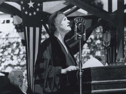 Dorothy Thompson speaking behind podium at the 1937 Syracuse University commencement
