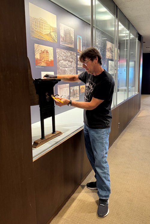 InstallHallCase_desk