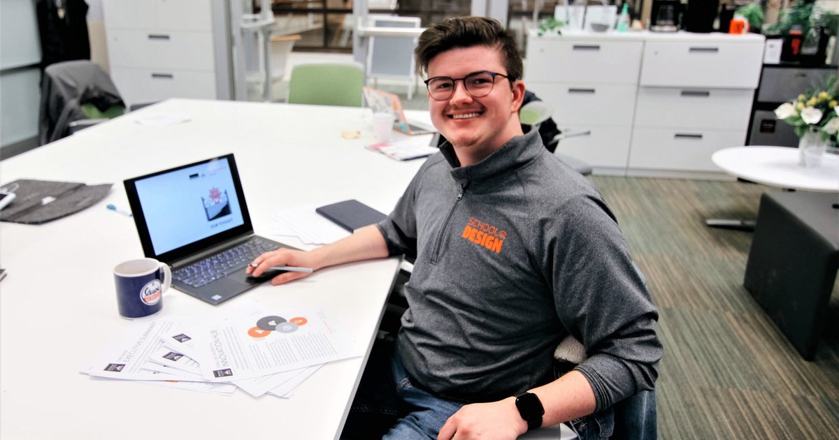 Student in a SU shirt in the LaunchPad