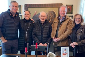 In his home in Vermont, Warren Kimble (center) poses with Libraries Advisory Board Co-Chairs Adam and Amy Fazackerley (left), along with Dean David Seaman and Libraries’ Strategic Advisor Linda Dickerson Hartsock.
