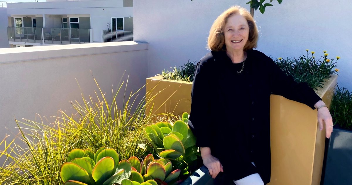 Linda Dickerson-Hartsock pose for a photo