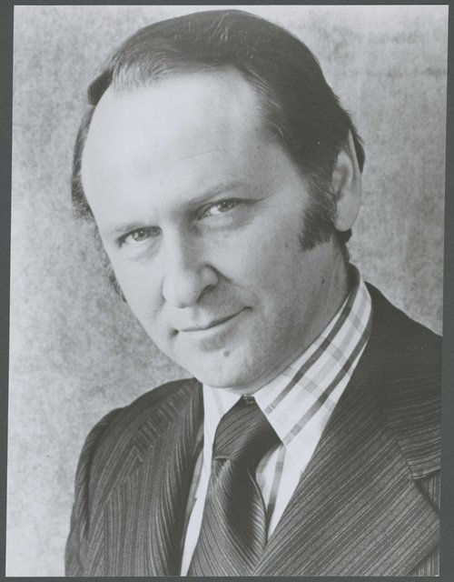 Photograph of William Safire. William Safire Papers.