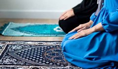 Two Muslim women are praying