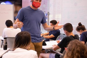 Sam Sanders talking to students
