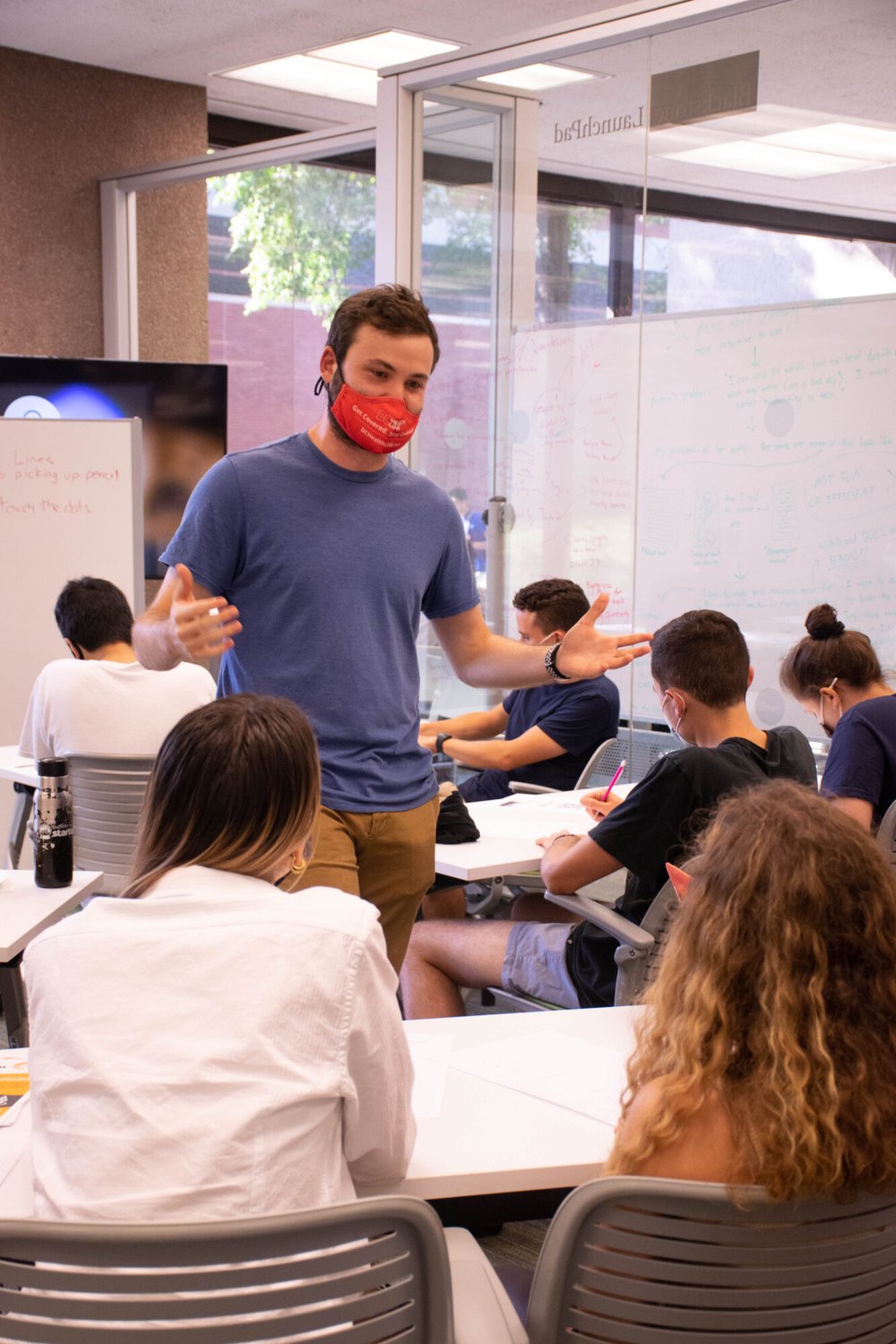 Sam Sanders talking to students