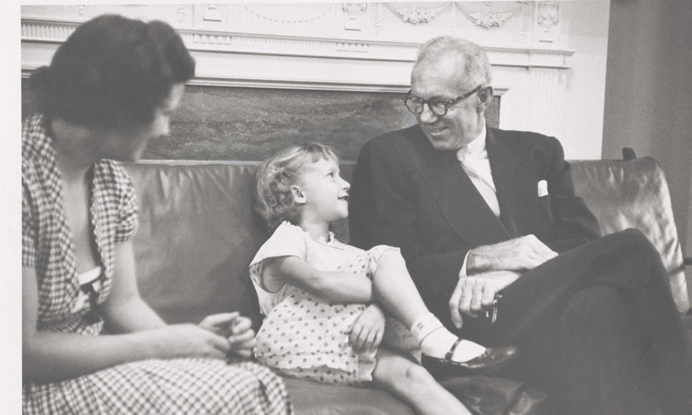 Spock talking with a patient at the health center. Benjamin Spock and Mary Morgan Papers.