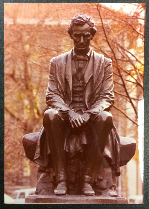 Statue of seated Abraham Lincoln. Syracuse University Photograph Collection.
