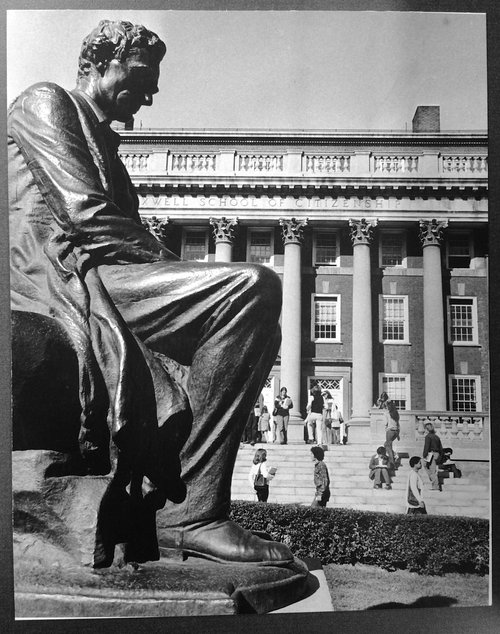 Statue of seated Abraham Lincoln. Syracuse University Photograph Collection.