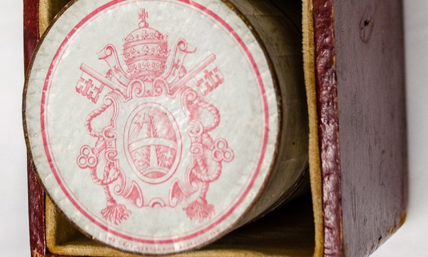 Pope Leo's crest on top of cylinder
