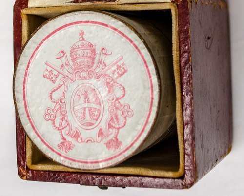 The top of the cylinder featuring Pope Leo XIII’s crest. Belfer Cylinders Collection