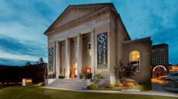 greek revival church with columns in front