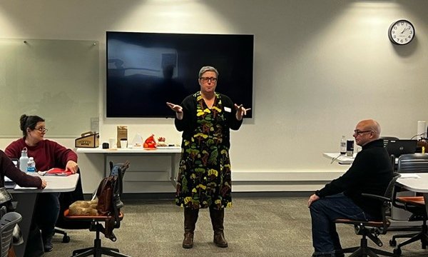 librarian instructing workshop