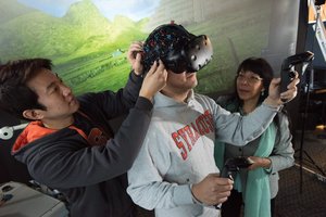 Syracuse students learning about virtual reality systems
